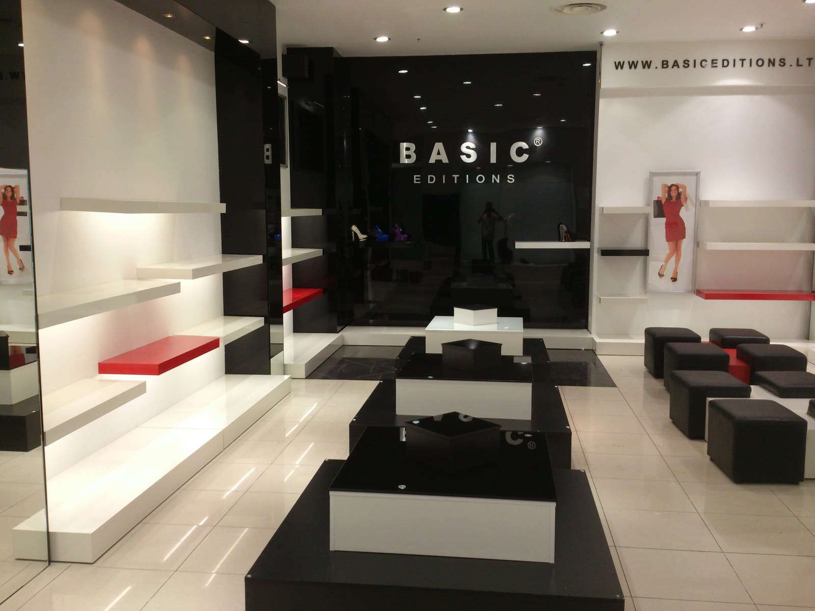 Biuro arba parduotuvės baldai pagal užsakymą, darbas Nr. 1