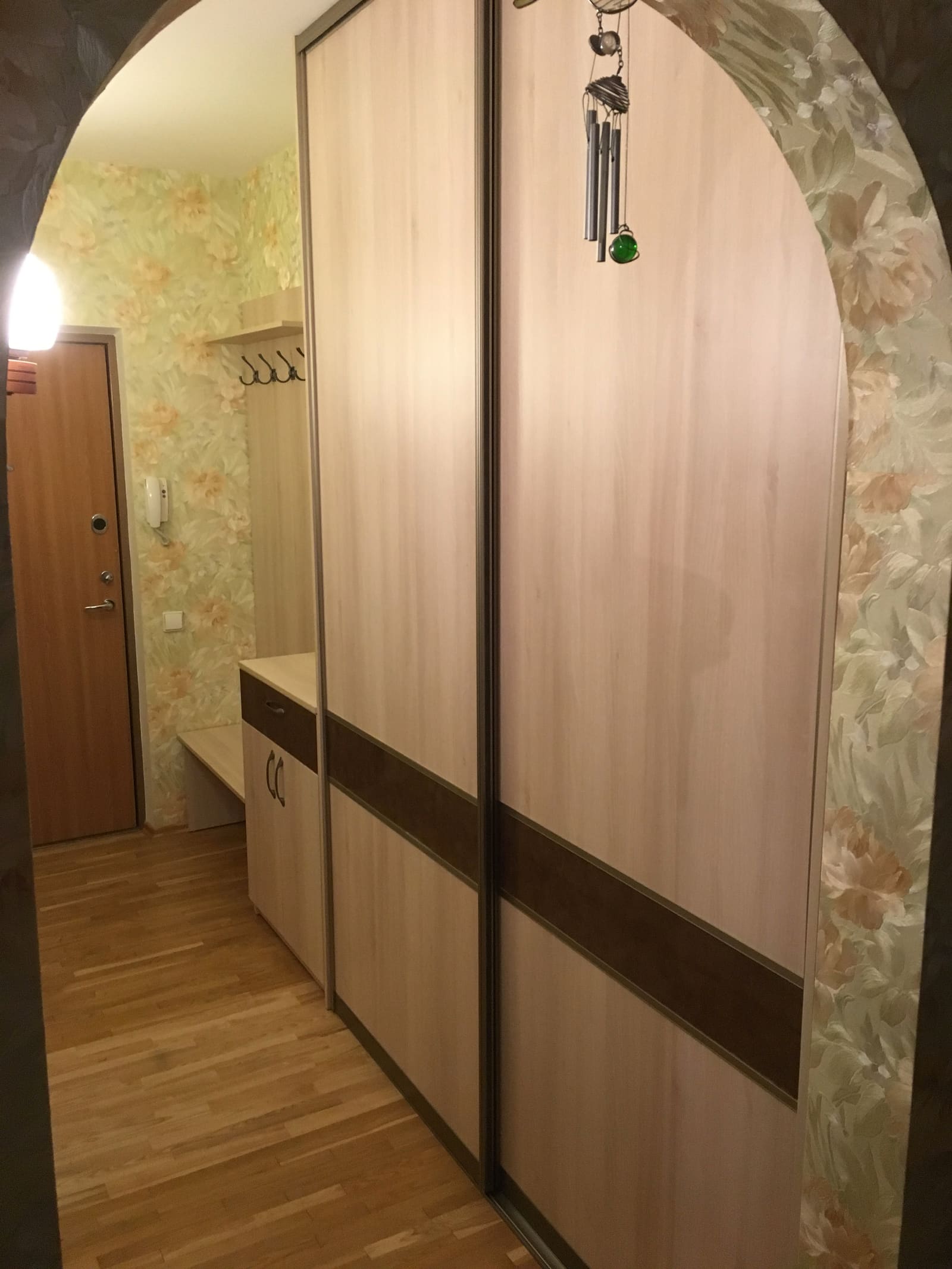 Prieškambario spinta stumdomomis durimis, šalia suolelis su stalčiais ir kabyklos
