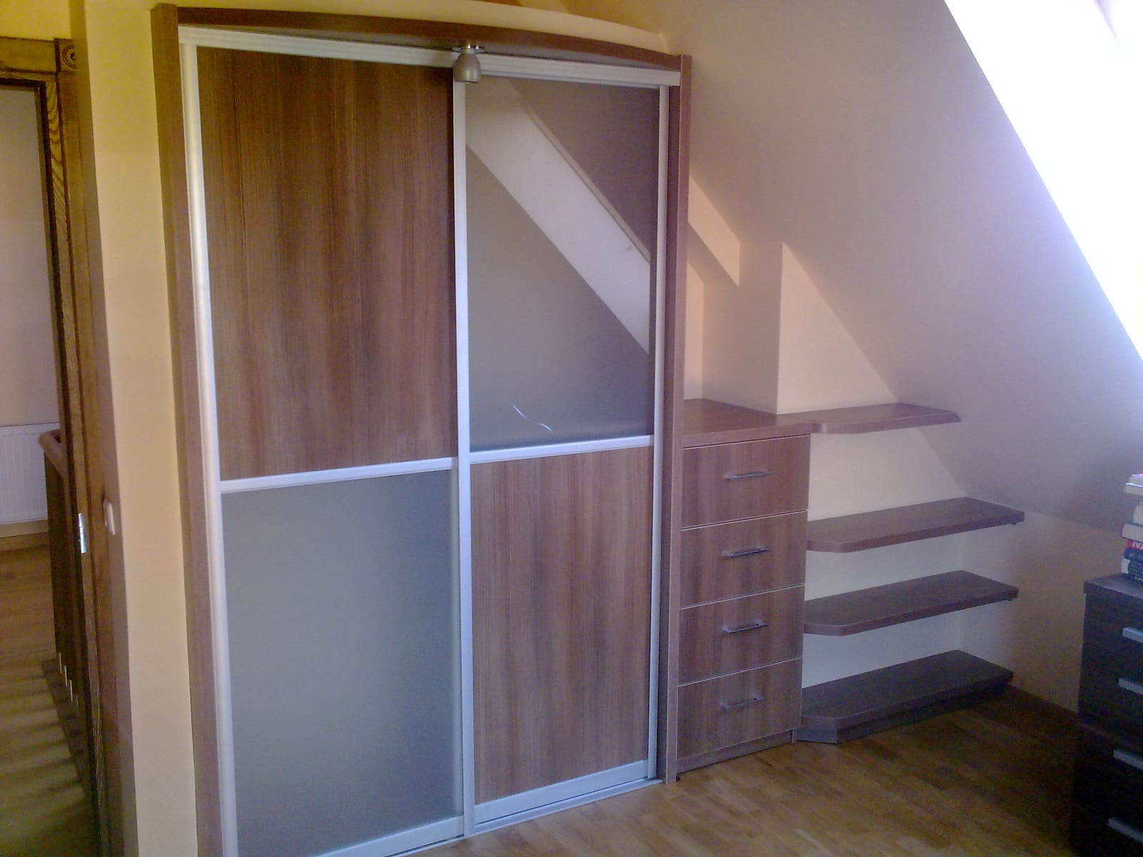 Įmontuojama spinta pagal užsakymą, darbas Nr. 1