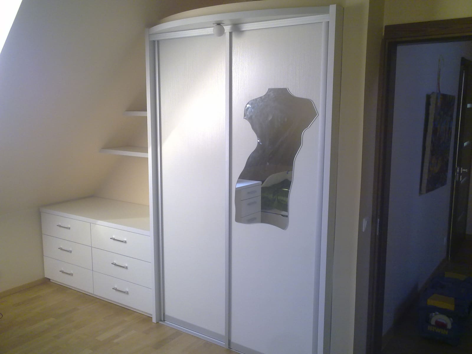 Įmontuojama spinta pagal užsakymą, darbas Nr. 2